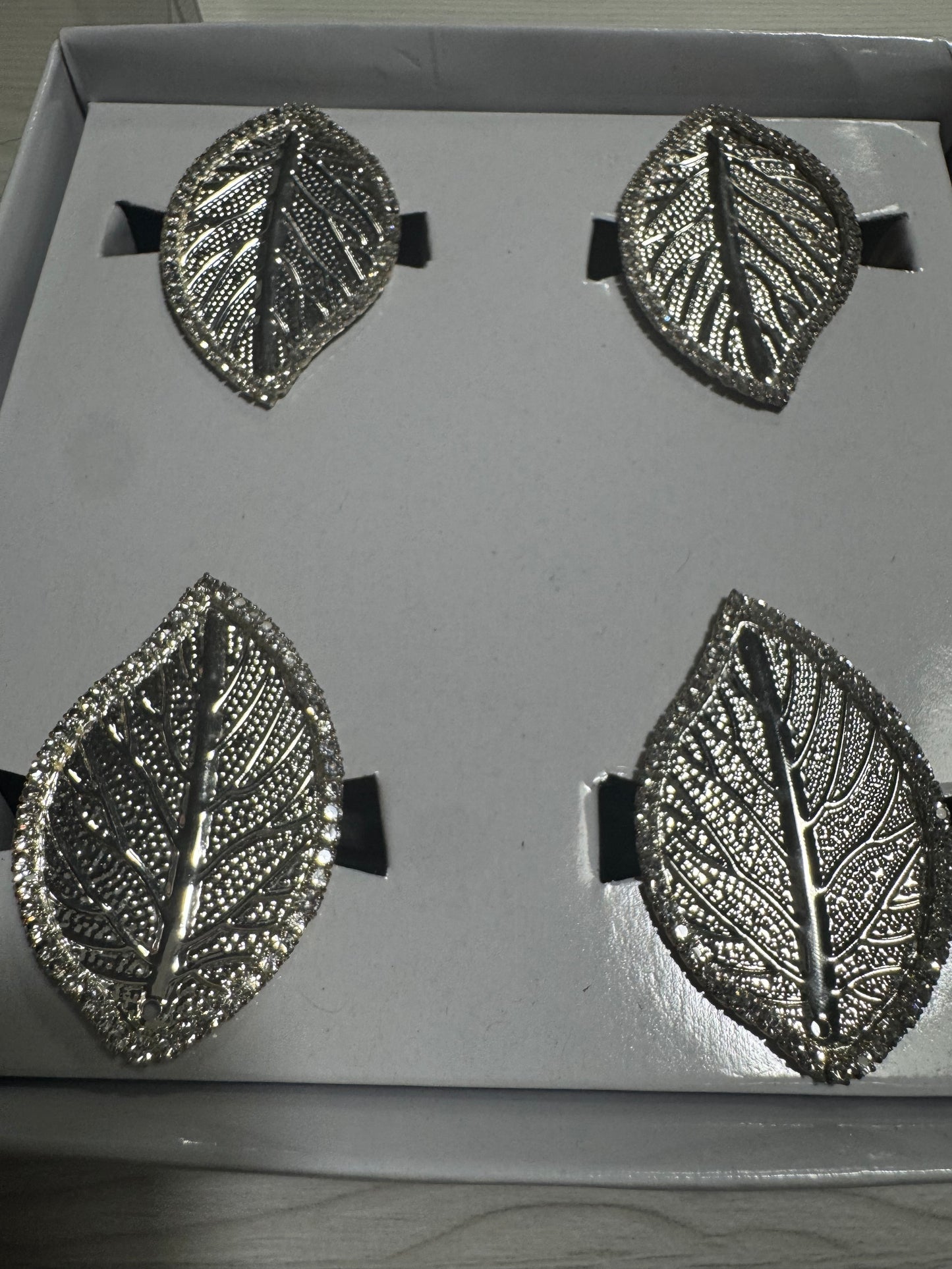 Set of 4 silver-tone leaf napkin rings with rhinestone accents – Zodax