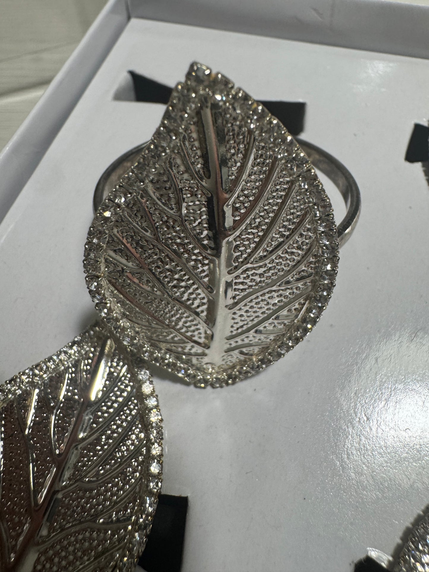 Set of 4 silver-tone leaf napkin rings with rhinestone accents – Zodax
