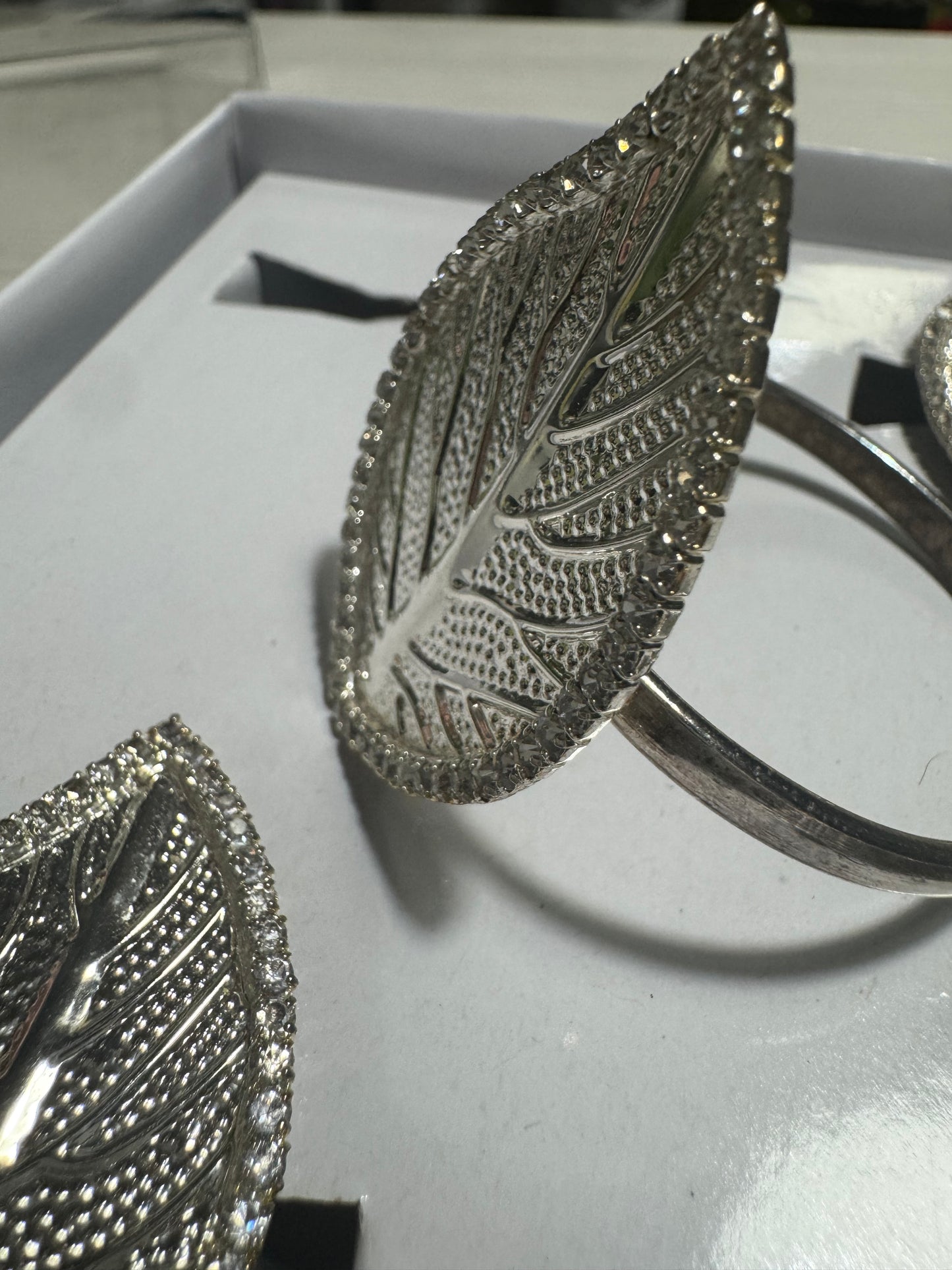 Set of 4 silver-tone leaf napkin rings with rhinestone accents – Zodax