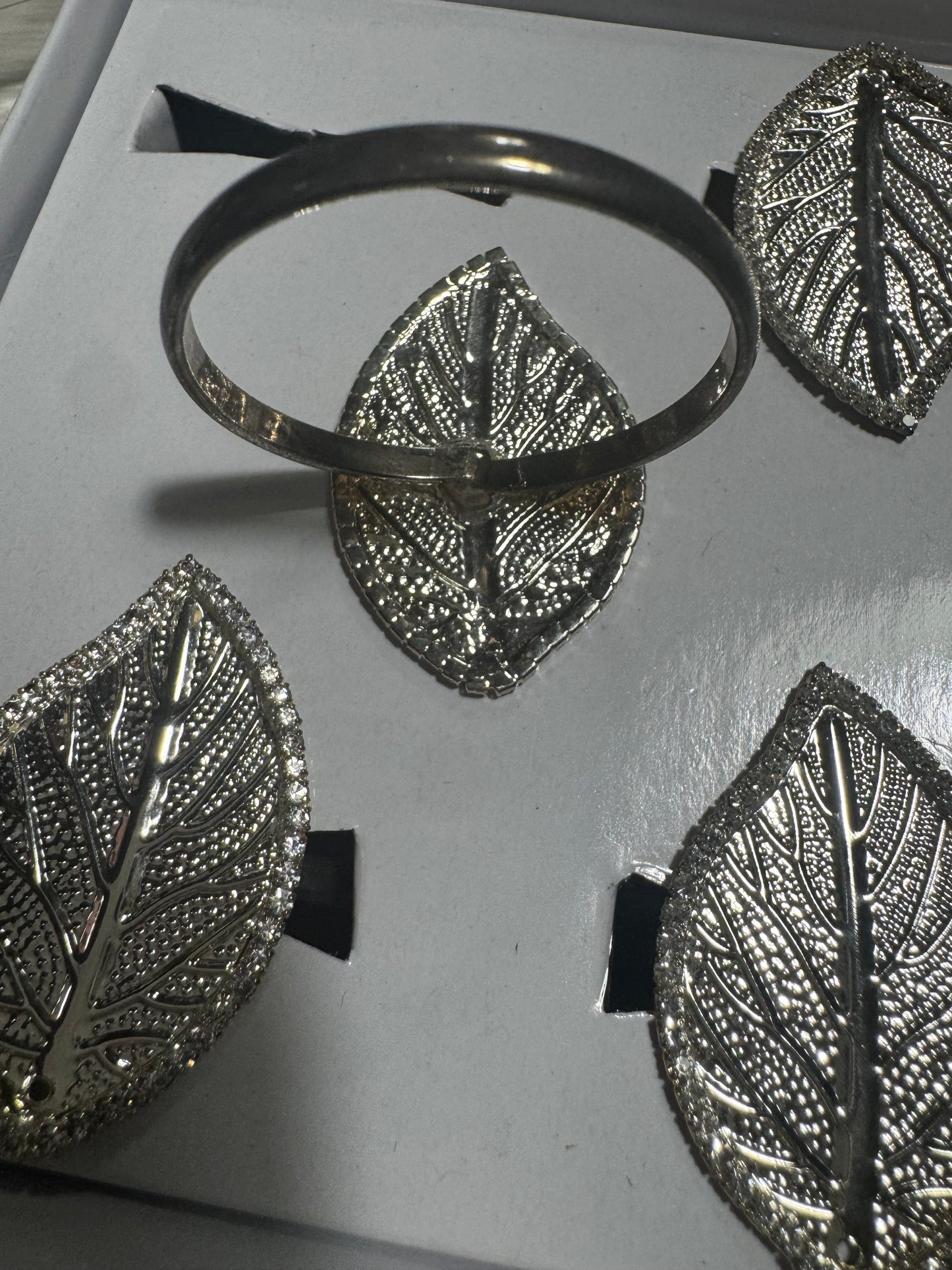 Set of 4 silver-tone leaf napkin rings with rhinestone accents – Zodax