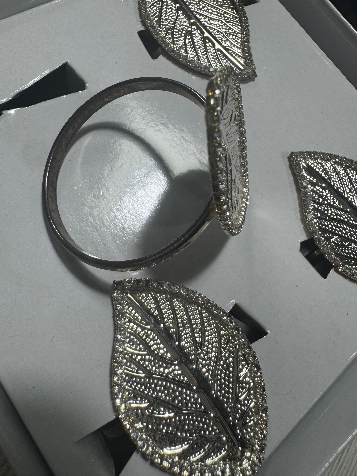 Set of 4 silver-tone leaf napkin rings with rhinestone accents – Zodax