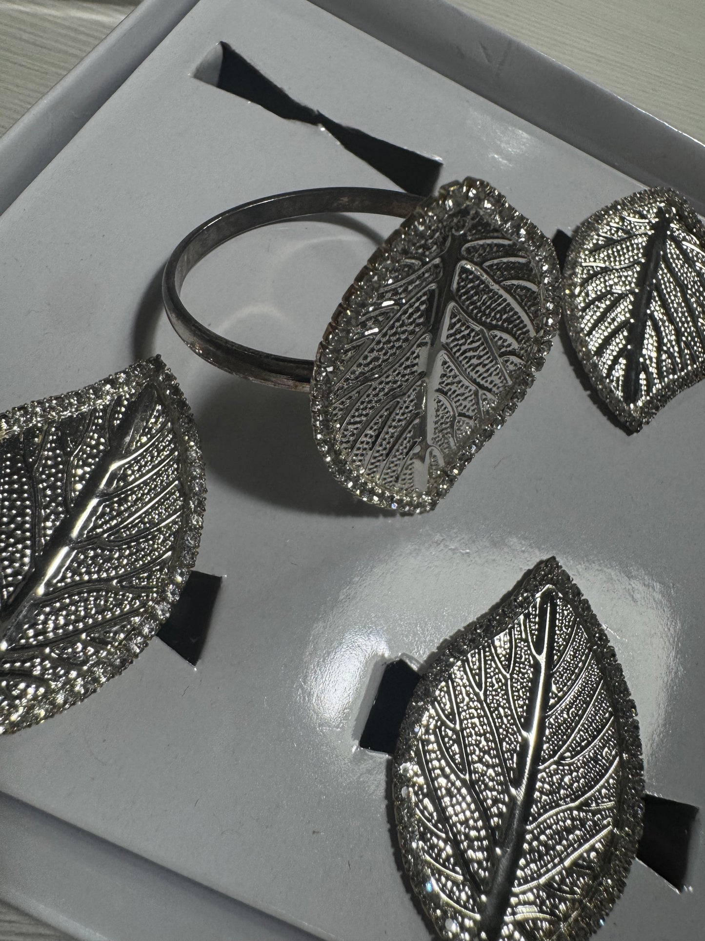 Set of 4 silver-tone leaf napkin rings with rhinestone accents – Zodax