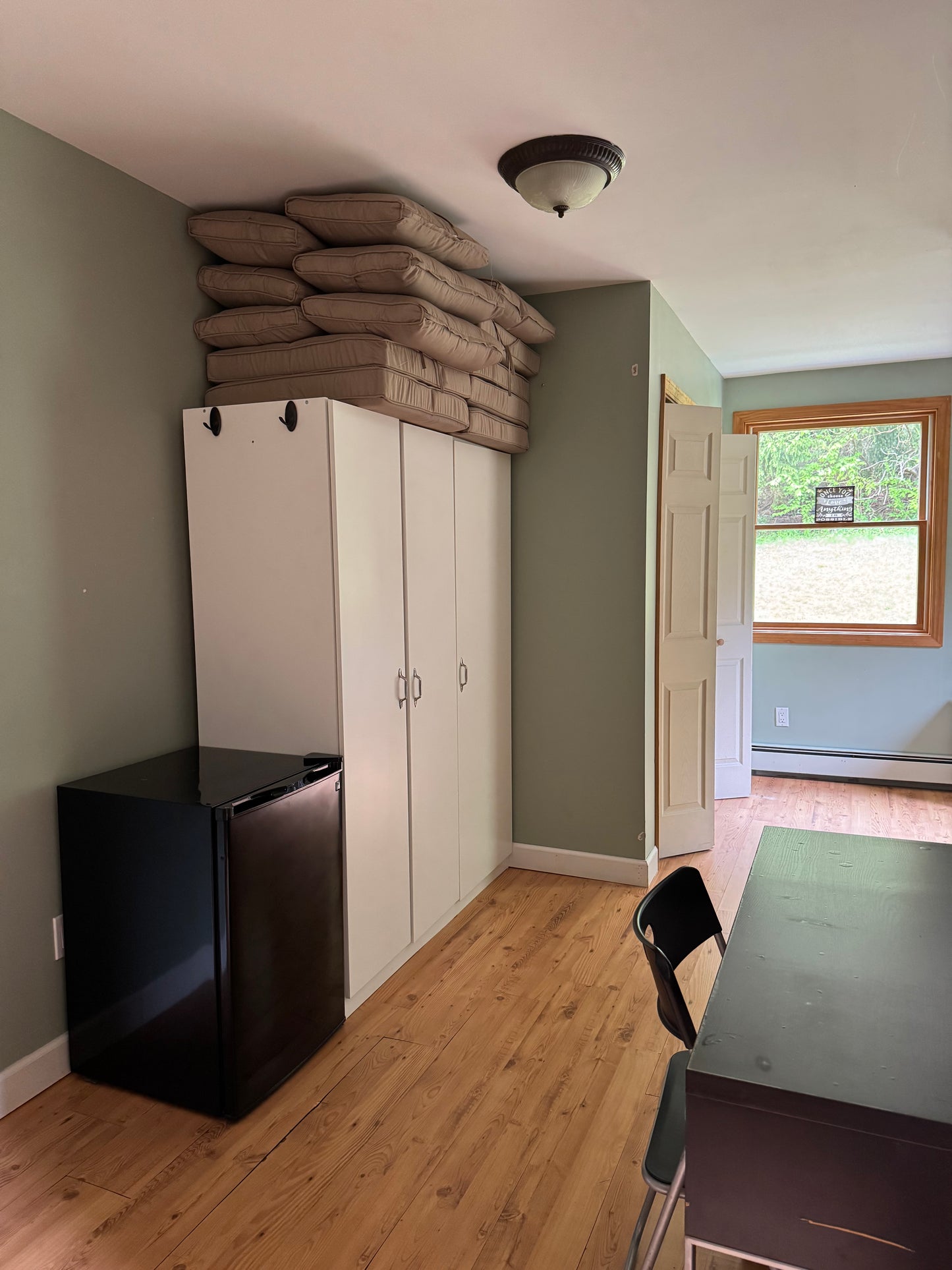 Quiet Cozy Stay Spacious Home Near Beach & Shops – large 4-bedroom vacation rental in Hamden, CT 06514 perfect for families and groups, private setting near shoreline and stores