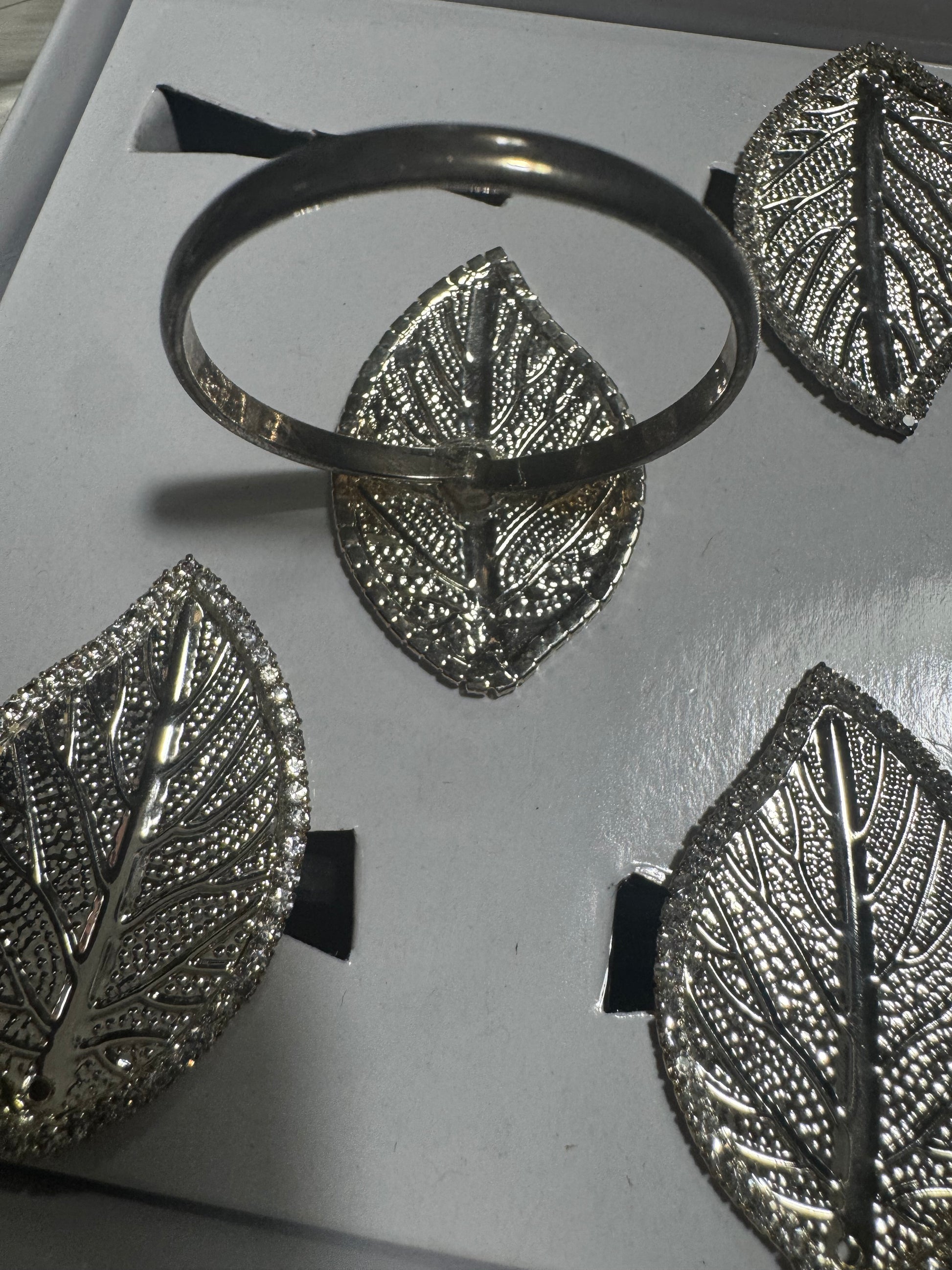 Set of 4 silver-tone leaf napkin rings with rhinestone accents – Zodax