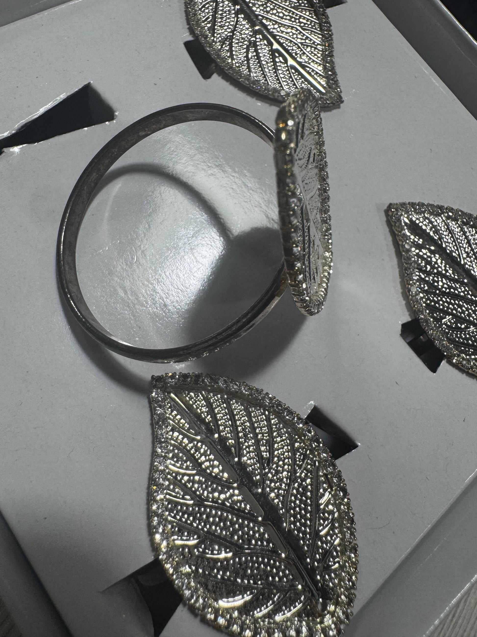 Set of 4 silver-tone leaf napkin rings with rhinestone accents – Zodax