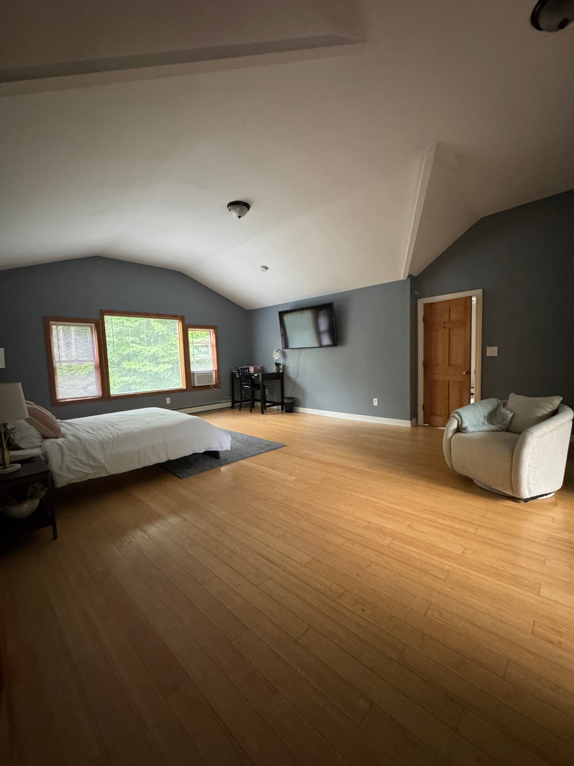 Quiet Cozy Stay Spacious Home Near Beach & Shops – large 4-bedroom vacation rental in Hamden, CT 06514 perfect for families and groups, private setting near shoreline and stores
